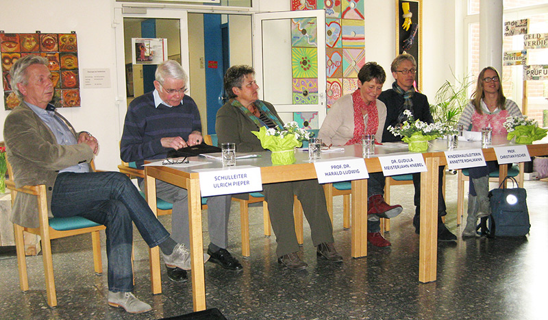 Podiumsdiskussion: ein hochkarätig besetztes Podium, das die Impulse des Vortrags von Prof.Fischer (2. von rechts) aufgreift.